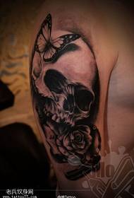 Braccio nero ceneri rosa tatuaggio farfalla modello