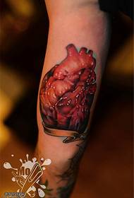Rokas krāsas personības sirds tetovējuma raksts