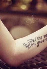 Красива и красива ръка английска татуировка