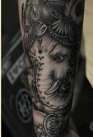 Braccio moda personalità come immagine del modello del tatuaggio di Dio