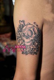 Tatuaggio con braccio in bianco e nero con teschio europeo e americano