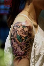 Color de brazo peonía gato de la suerte tatuaje foto