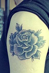 Tatuaj cu braț de trandafir alb și negru