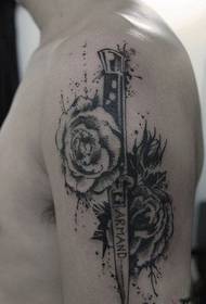 Старинный меч с розовой черно-белой татуировкой на руке