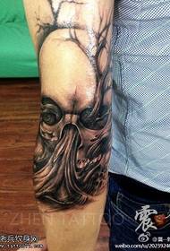 Qaab-gacmeedka xiisaha leh ee maqaarka loo yaqaan 'skreych skatch skull tattoo'