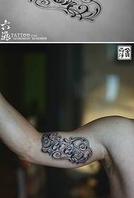 Arm barokni stil engleskog cvijeta tetovaža