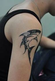 Црна ајкула на рамото на раката