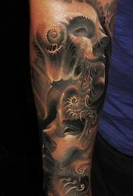 Puolalainen tatuoija, taiteilija piotr dedel, käsivarren tatuointi