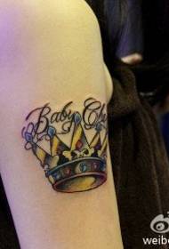 Ženská ruka barva koruna tetování vzor