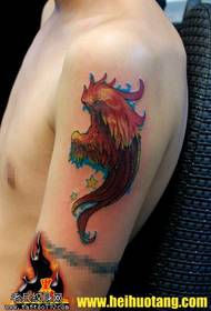 Corak tatu phoenix merah lengan merah