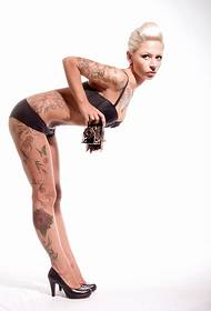 Tatuaggi femminili: ciondolo tatuaggio ragazza sexy