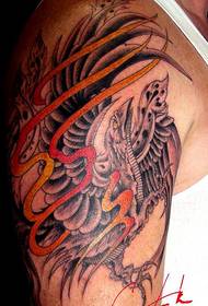 Tatuaggio fenice bellissimo braccio atmosferico