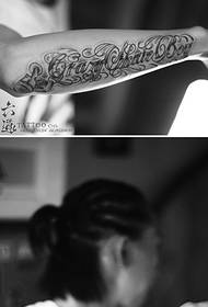 Modello di tatuaggio floreale inglese stile ragazzo europeo e americano