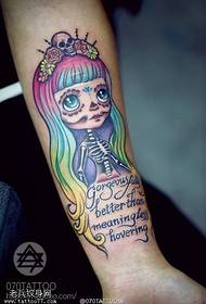 Immagine del tatuaggio della ragazza di colore del braccio