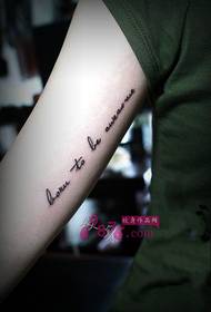 Foto semplice ed elegante del tatuaggio del braccio inglese