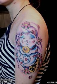 Rokas krāsas laimīgā kaķa tetovējuma raksts