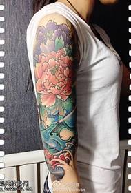 Patrón tradicional de tatuaxe de peonia en cor brazo
