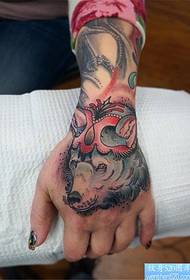 Modèl tatoo fanm tèt bèt nan bwa
