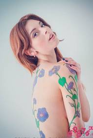 Mooie vrouw arm terug morning glory tattoo