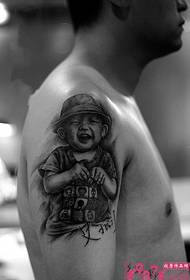 Tatouage bras noir et blanc portrait enfants