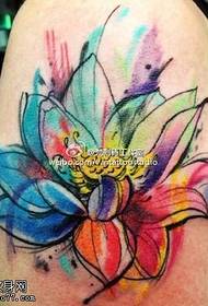 Kar színes splash tinta lótusz tetoválás minta