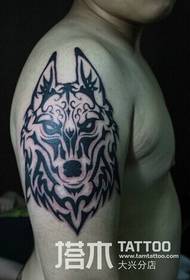 Jongen, wolf mei grutte earm, totem tatoet