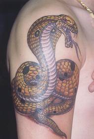 Bonito tatuaje de serpe no brazo grande