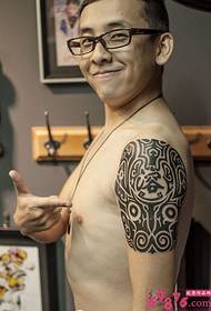 Tattoo i personazhit kreativ të karakterit fotografik totem të krahut