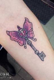 Női kar színű pillangó kulcs tetoválás kép