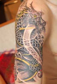 unha tatuaxe de dragón de brazo dominador