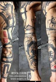 Tatuaggio con inchiostro del braccio