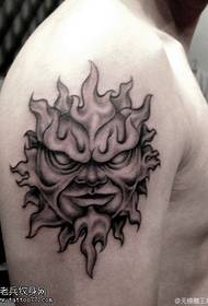 Rankos asmenybės saulės tatuiruotės modelis