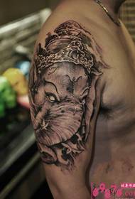 Tradisjoneel oaljefant god dominearjende earm tatoeëringsfoto