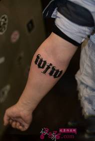 Immagine creativa del tatuaggio del braccio di alfabeto inglese