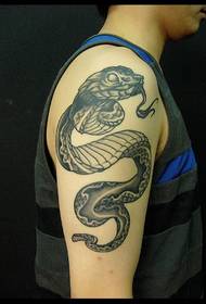 Shumë sy -kërkon tatuazhin e gjarprit në krahun e madh