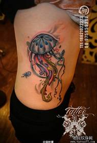 Modello di tatuaggio di meduse di colore lato vita femminile