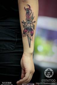 Modello di tatuaggio pugnale braccio scarabeo