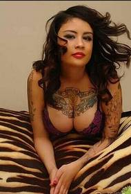 Ομορφιά στήθος τατουάζ βραχίονα