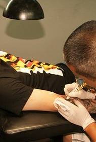 Tattoo მხატვრის მკლავის ტატუირების ნიმუშის დამზადების პროცესი