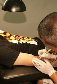 Tattoo အနုပညာလက်မောင်းတက်တူးထိုးပုံစံလုပ်ခြင်း