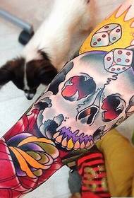 Immagine del modello del manoscritto del tatuaggio del cranio della rosa di colore del braccio