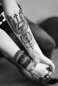 Yakasikwa dehenya gitare dema uye chena ruoko tattoo