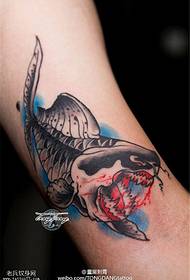 手臂内侧彩色鲨鱼纹身图案
