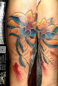 Tatuaggio loto color braccio piccolo