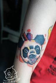 Color de brazo patrón de tatuaje de panda enojado