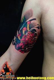 胳膊红色赤练菊花纹身图案