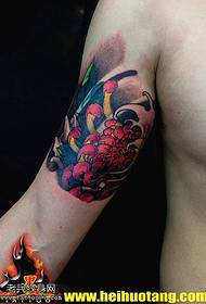 Modello tatuaggio braccio rosso crisantemo rosso