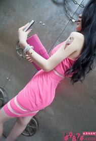 Image de tatouage de couleur crème fraîche bras de beauté