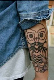 Chico brazo personalidad búho tótem tatuaje