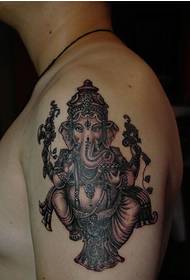 Man arm красива класическа мода черно сиво бог слон татуировка снимка